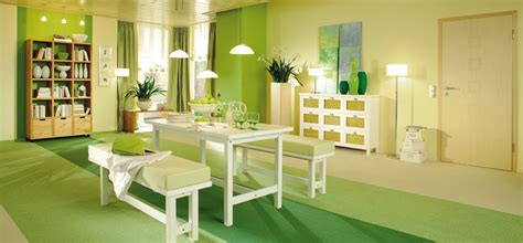 Comedor moderno con pared verde manzana y muebles blancos