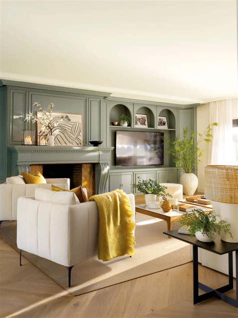 Salón con boiserie verde y mobiliario contemporáneo