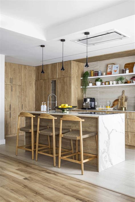 Cocina moderna con isla verde manzana y taburetes