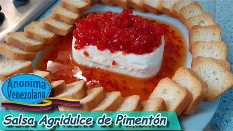 Mermelada de pimiento rojo en un frasco con tostadas y queso