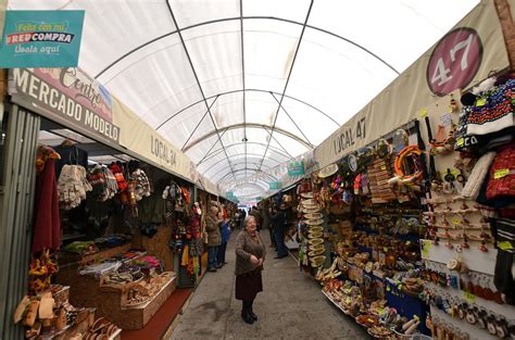 Mercado Modelo de Temuco en su apogeo, mostrando locales y ambiente concurrido