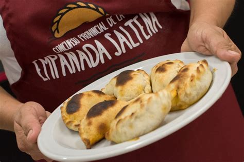 Jurado evaluando empanadas en el Concurso de la Empanada Salteña