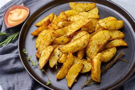Imagen de papas al horno doradas y crujientes, espolvoreadas con sazonador.