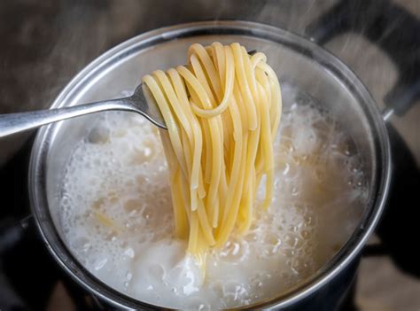 Esquema de proporción ideal de agua y sal para cocer pasta