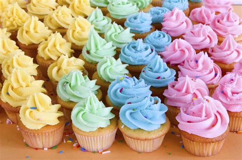 Composición de varios cupcakes con diferentes glaseados y decoraciones