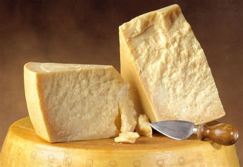 Fotografía variada de diferentes quesos de pasta dura (Parmigiano Reggiano, Gruyère, Comté)