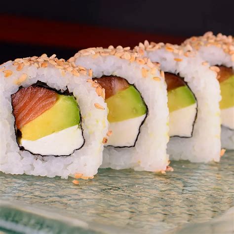 Makis de nori con relleno de quinoa, atún y vegetales