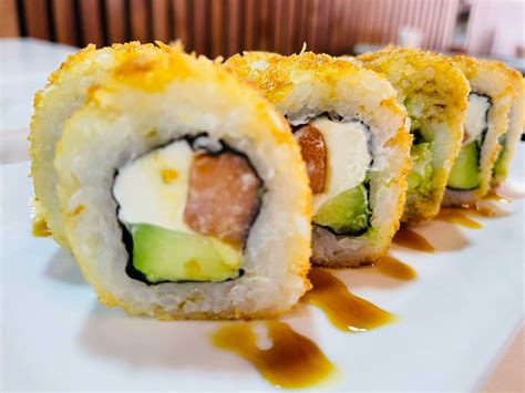 Makis de nori con relleno de coliflor y aguacate-salmón