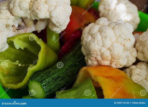 Foto de verduras frescas lavadas y cortadas para cocinar