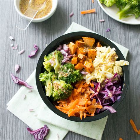 Foto de un Buddha Bowl colorido con verduras al vapor