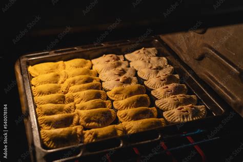 Foto: Empanadas doradas saliendo del horno