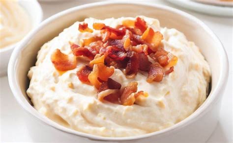 Plato de dip de queso con tocineta y chips