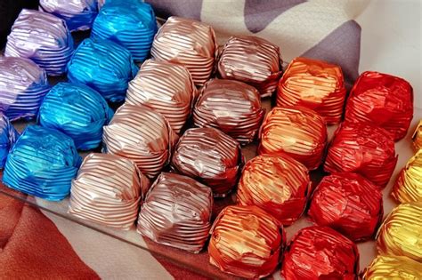 Foto de bombones de chocolate variados y coloridos