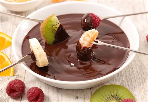Foto de cúpulas de chocolate para fondue con frutas