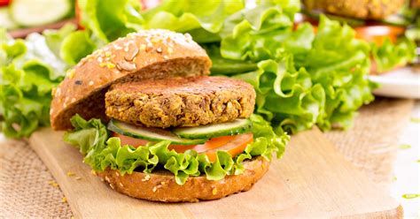 Variedad de hamburguesas vegetarianas y veganas a la parrilla con acompañamientos