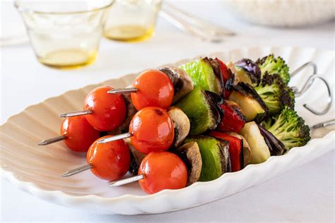 Surtido de brochetas de vegetales a la parrilla