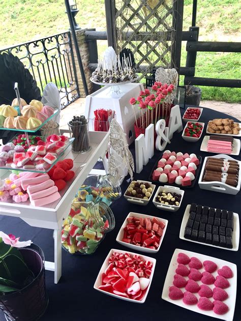 Mesa de dulces para bodas con chocolates y golosinas