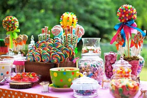 Mesa de dulces temática con elementos de chocolate