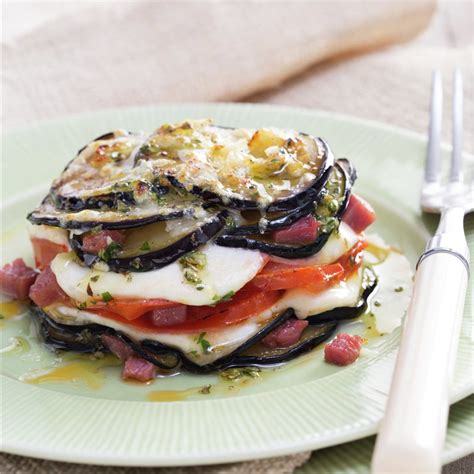 Milhojas de berenjena con capas de tomate y mozzarella fundida