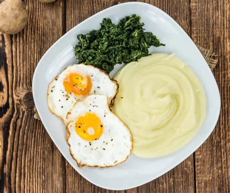 Molde con puré de papas y espinaca gratinado, listo para servir.