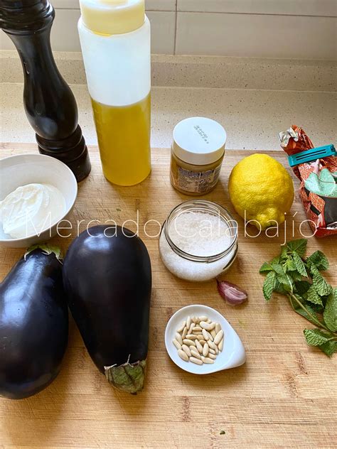 Esquema visual de ingredientes: berenjenas, nueces, tahini, limón, ajo, especias y aceite de oliva virgen extra.