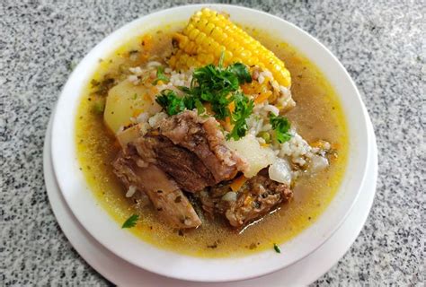 Cazuela chilena con papa, choclo y carne