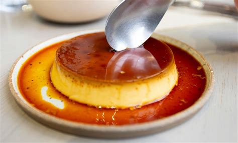 Leche asada servida en porciones individuales con caramelo