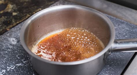 Proceso de preparación del caramelo líquido en una olla