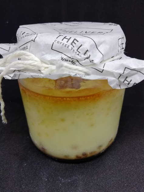 Leche asada dorada recién salida del horno en un molde