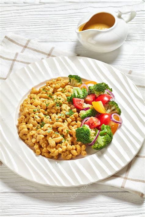 Plato de ensalada decorado con levadura nutricional