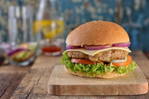 hamburguesa casera de carne con guarnición