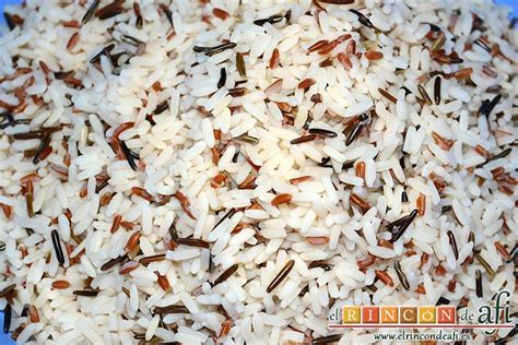 Ingredientes coloridos para el arroz de tres colores