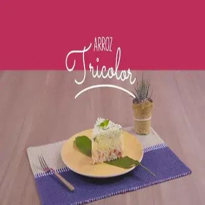 Molde con capas de arroz tricolor listo para hornear