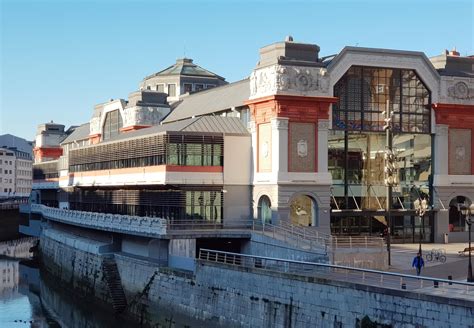 Vista exterior del Mercado de la Ribera en Bilbao, a orillas de la ría del Nervión