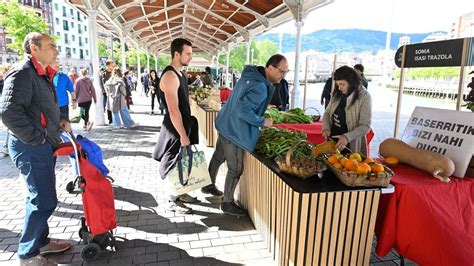 Puestos de productores locales en Gure Lurreko Merkatua