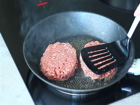 Infografía mostrando los pasos para cocinar una hamburguesa en sartén o parrilla