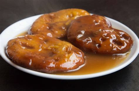 Infografía comparando sopaipillas fritas tradicionales y sopaipillas pasadas en almíbar.