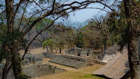 Foto temática de un sitio arqueológico Chinchorro en el valle de Camarones o una reconstrucción/réplica de una momia Chinchorro
