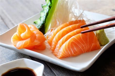 Sushi de salmón fresco y sashimi en un plato decorado