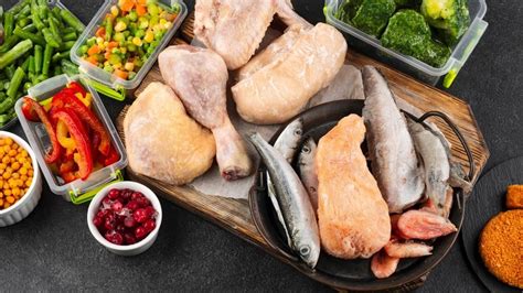 Infografía que muestra la combinación de proteínas (carne de res, pollo, camarones y pescado) junto con vegetales coloridos en una brocheta
