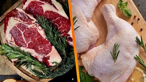 Fotografía cenital de recipientes con carne de res, pollo y camarones marinándose en diferentes salsas y especias