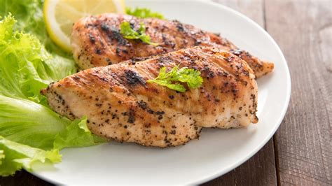 Ingredientes frescos y especias para marmaón con pollo