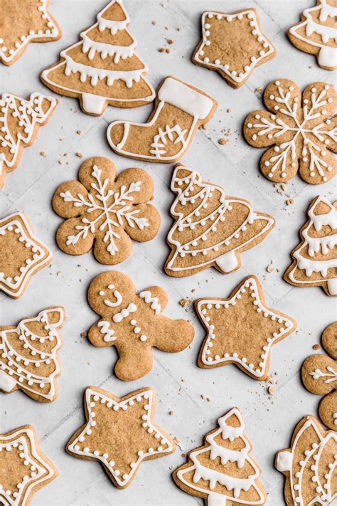 fotografía de mesa navideña con galletas de formas variadas y glaseado blanco