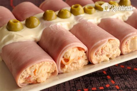 Plato de canelones fríos de jamón con diferentes rellenos y decoración