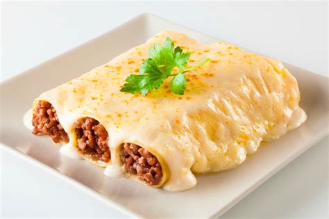 Canelones de jamón con crema de setas recién gratinados
