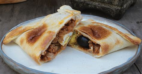 Empanada chilena de pino recién horneada con pebre