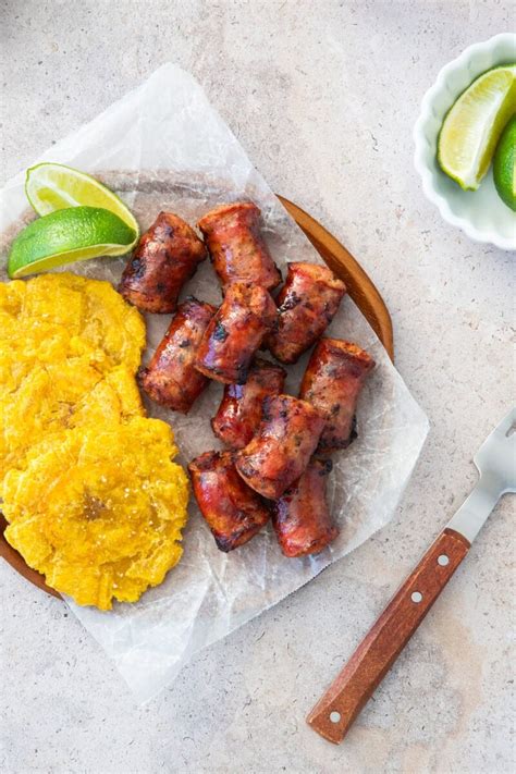 Omelette de longaniza y huevos recién hecho en un plato