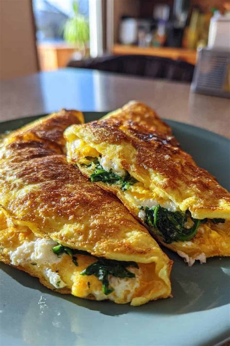 Omelette relleno de chorizo y queso, decorado con perejil