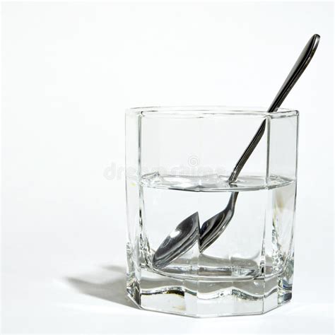 Foto de un serenito casero servido en un vaso, con una cuchara