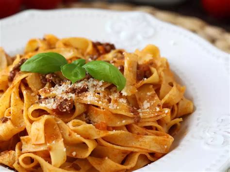 Ilustración de tagliatelle con ragú boloñesa